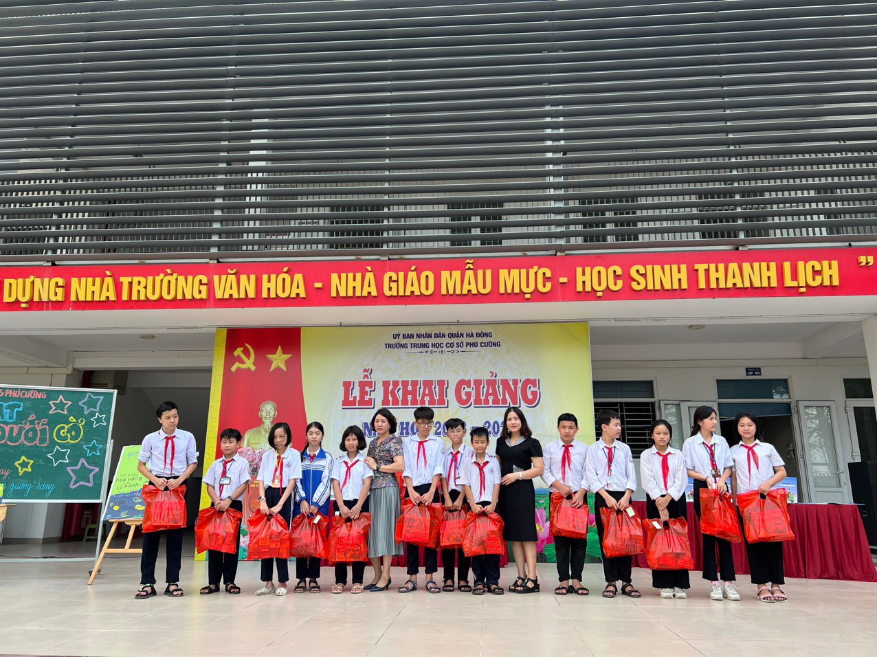 Vui Trung Thu của học sinh trường THCS Phú Cường